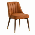 Chaise en similicuir avec pieds en bois et détails en laiton